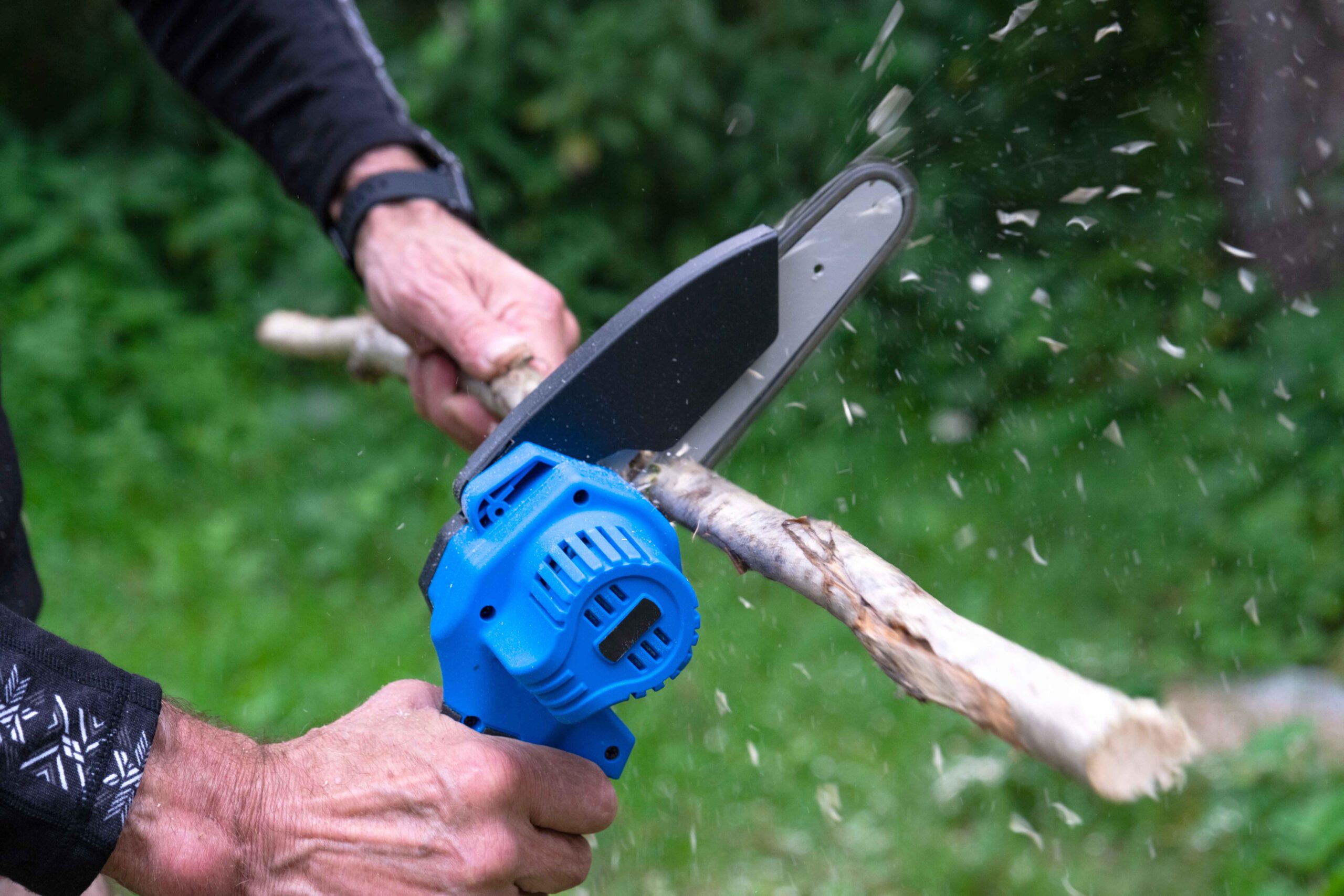 how to use an electric pole saw featured